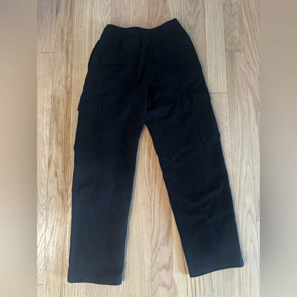 Aritzia TNA Cozy SweatFleece Mega Cargo Sweatpants in Black - Picture 2 of 5